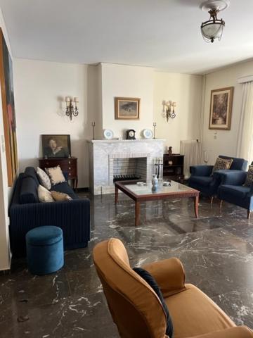 Spacious And Sunny In Cholargos Apartment