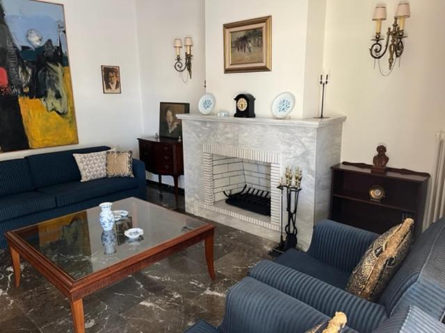 Spacious And Sunny In Cholargos *