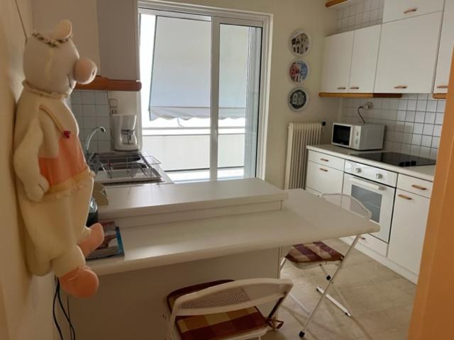 Spacious And Sunny In Cholargos